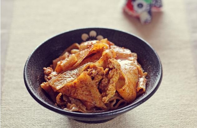 岐山美食的新名片 小板凳手工烙面皮筋道有嚼头