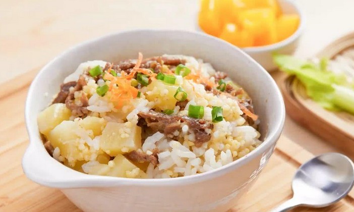 选用上等牛肉与大米 那闷儿土豆牛肉二米饭每一口都超级满足