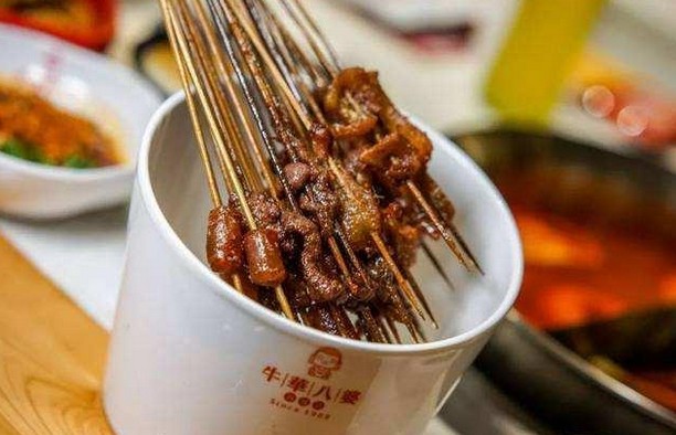 八方食客慕名而来 上过“舌尖3”的牛华八婆麻辣烫有什么特别?