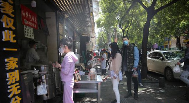 武汉餐饮复工 网红早餐店重现排队烟火气