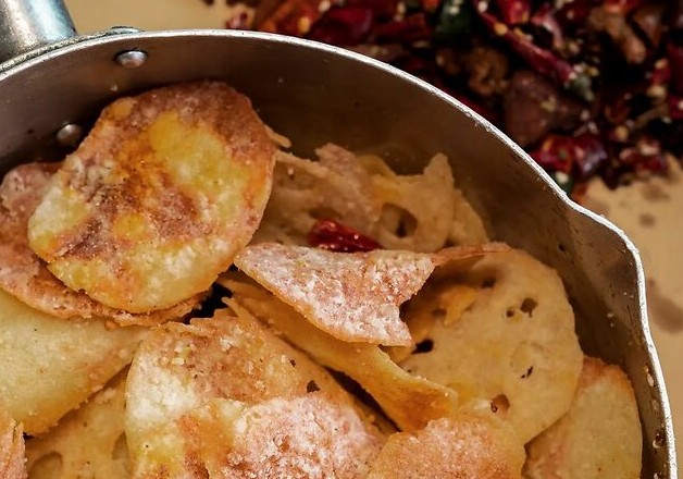 街边边小摊摊:你知道手抓一大捧辣子鸡吃的感觉有多爽吗?