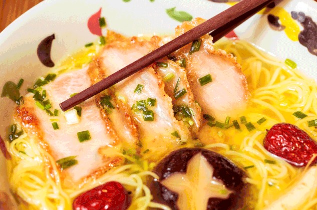 千金一碗:汤底熬足4小时 所有鸡汤面一天只出50碗