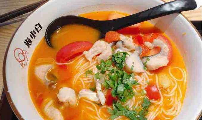 用鱼汤做底却丝毫不腥膻 渔小白鲜鱼粉活该高人气