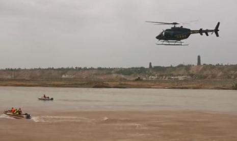 母子驾车坠入黄河 14名志愿者仍在现场搜寻