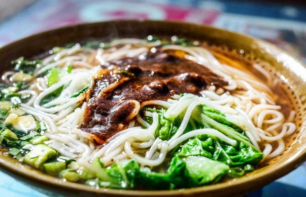 正宗好吃的云南过桥米线什么样?云南甩碗米线告诉你