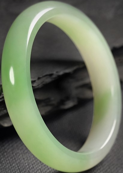 玉器收藏 和田玉 和田玉价格 正文规格:内径5.7条宽1.2cm 重量:49.