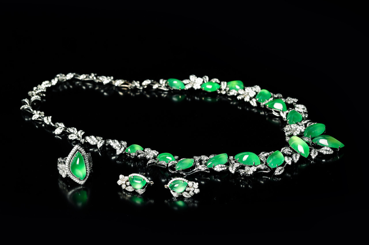 一件帝王绿翡翠珠项链亮相香港苏富比秋拍 以6296.3万港币成交