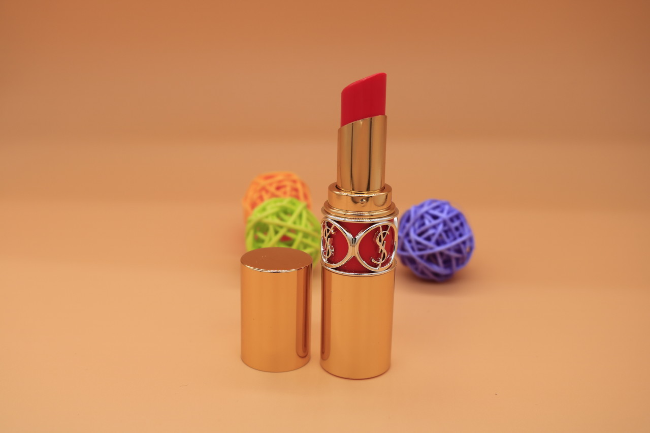 彩妆品牌YSL推出一款口红定制机 可调出5000种不同的颜色