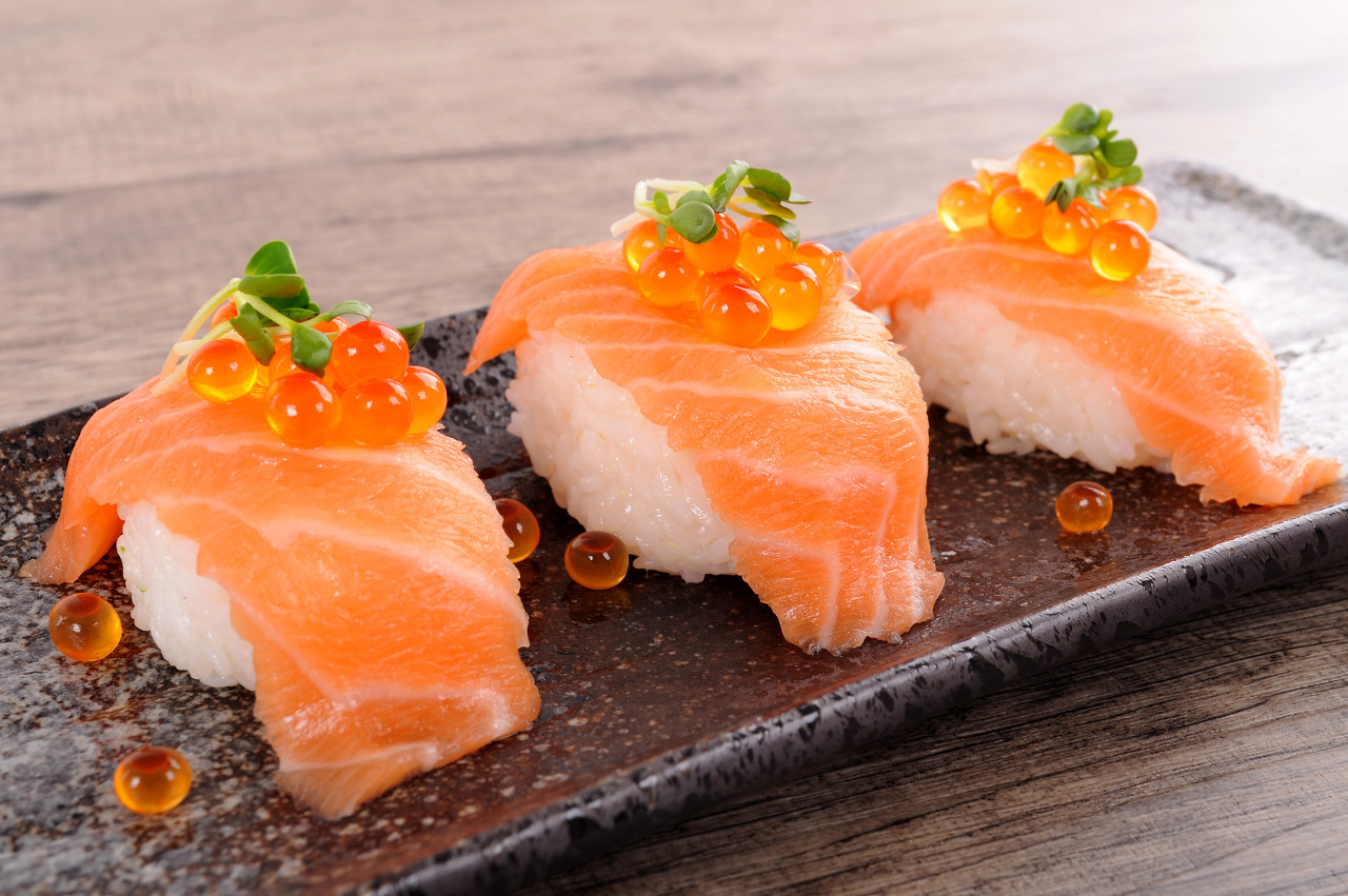 台湾民众为免费吃日本寿司改名 引起一阵“鲑鱼之乱”
