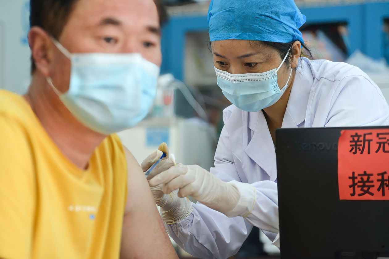 中国日接种疫苗2000万 远超美欧英！外媒称助力亚洲经济复苏！