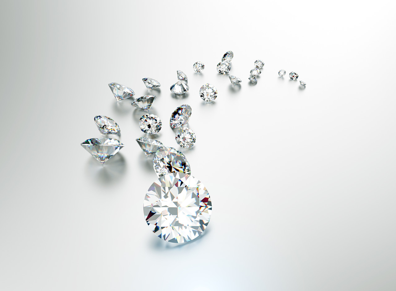 Alrosa钻石品牌Luminous Diamonds 能否扭转大家对钻石荧光的看法？