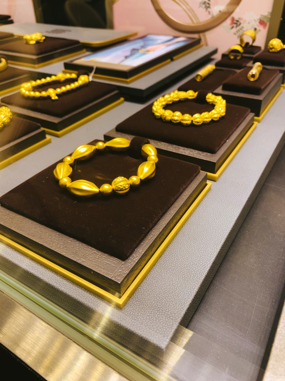中国珠宝行业的龙头企业周大福 始终注重客户体验与服务