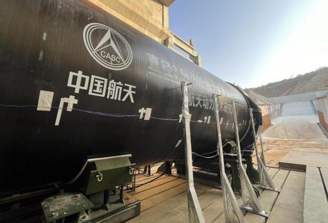 世界领先！中国航天成功试射500吨推力固体燃料火箭发动机！