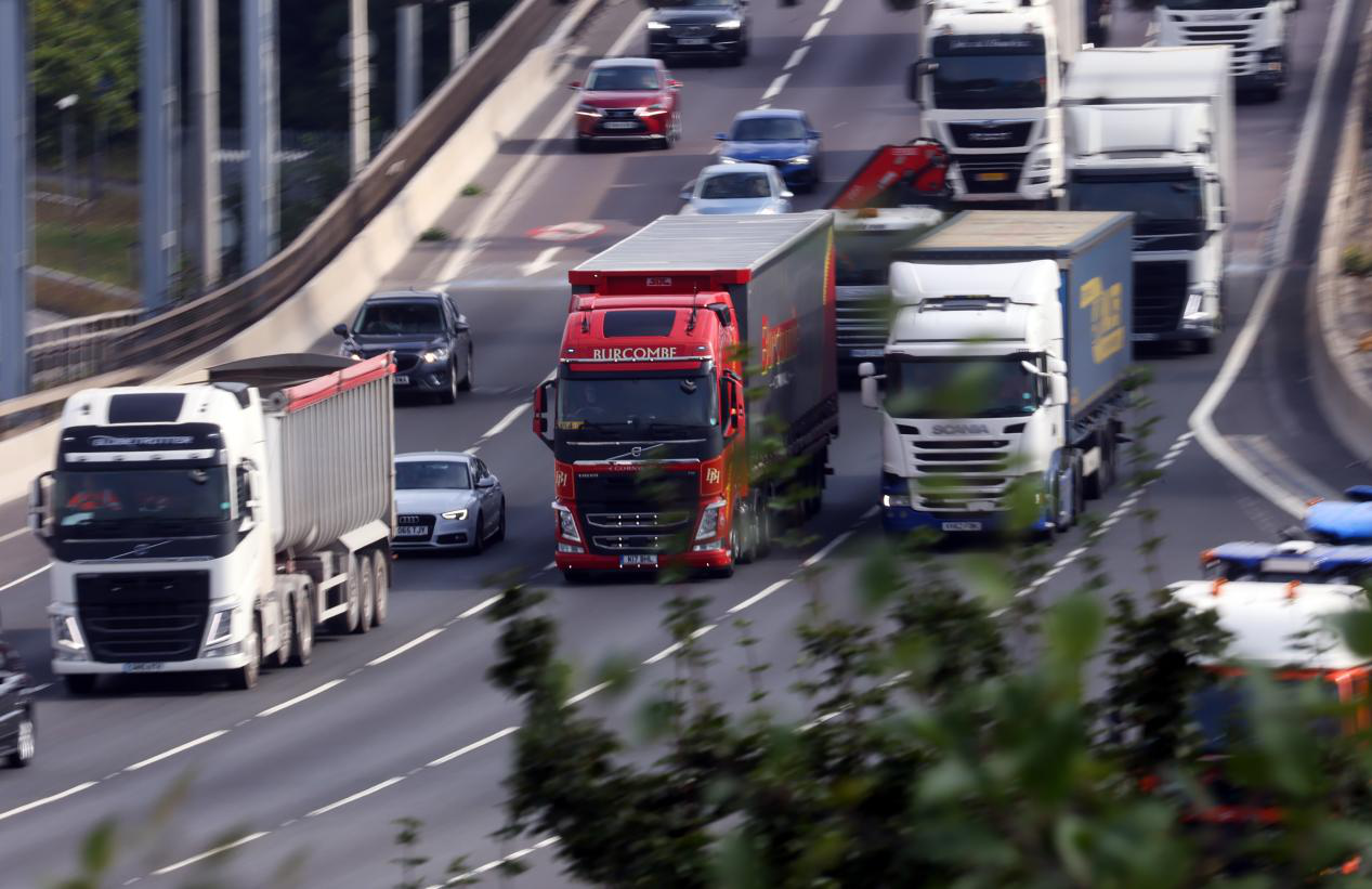 发放临时签证无用？4.2万英国卡车司机辞职 司机荒将持续一年！
