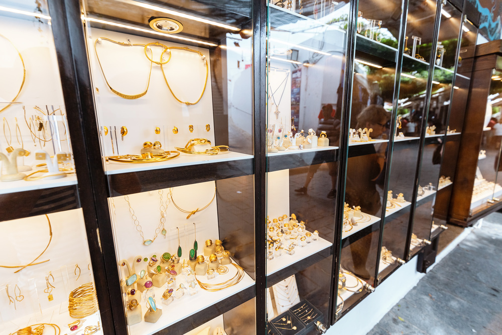 法国巴黎一奢侈品店被盗千万欧元的珠宝