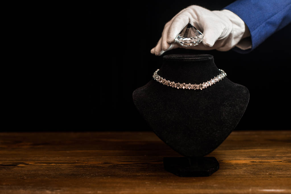 海瑞温斯顿：珠宝设计要以注重宝石本身来引导设计方向