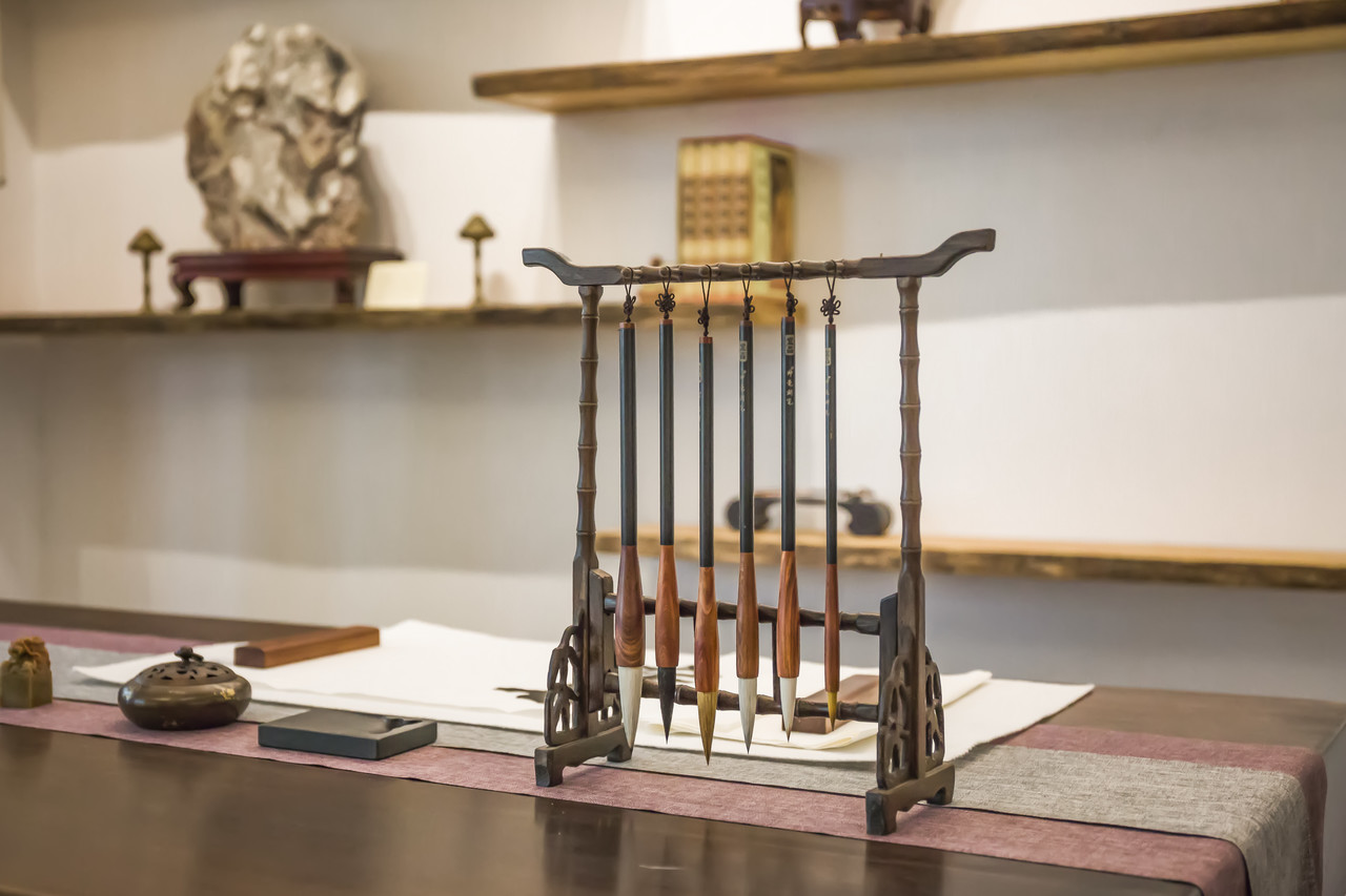 海南省博物馆举行32件“琼式家具”的捐赠仪式