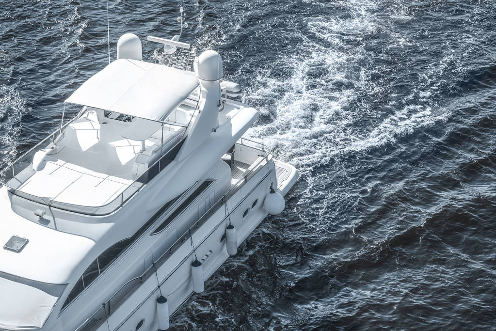 Pure Watercraft推出了一款融合通用技术的电动浮筒船