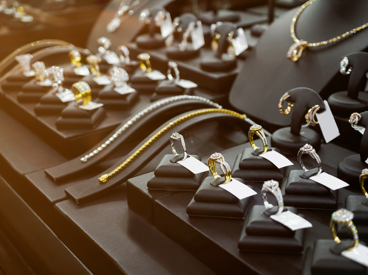 12月美国珠宝销售额同比2020年上涨了31% 整体零售额同比上涨6.9%