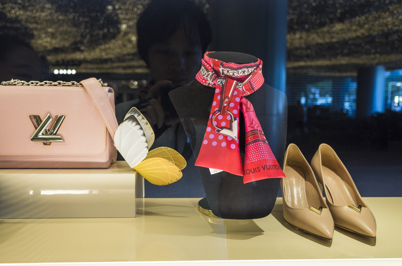 香港11月奢侈品销售保持增长 所有商品的零售总额达307.2亿港币