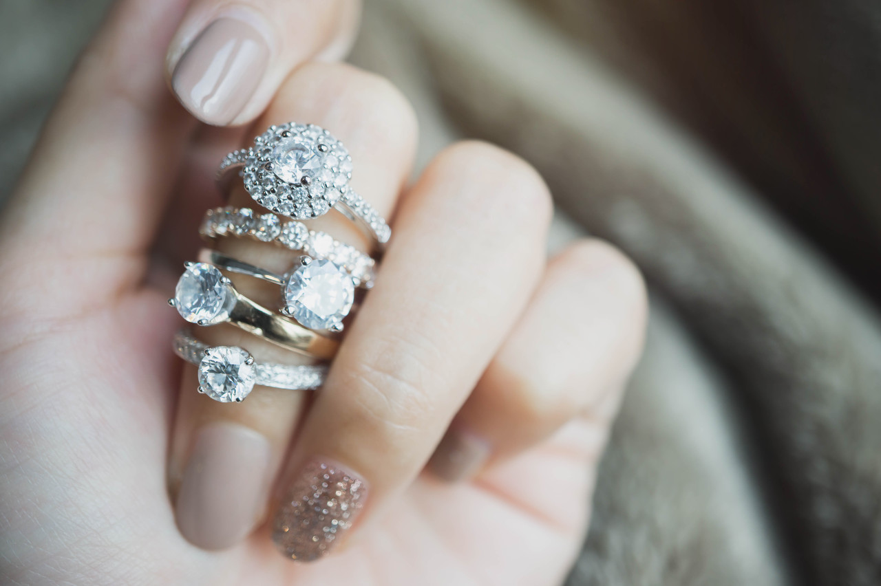 越来越多的消费者选择“洗盘水”钻石作为订婚戒指主石
