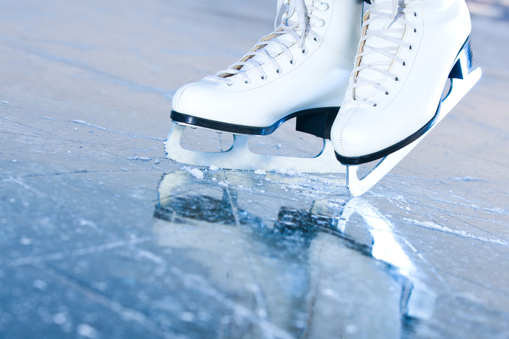 女子滑冰不慎摔倒致骨折 但滑冰场馆未安排安全员