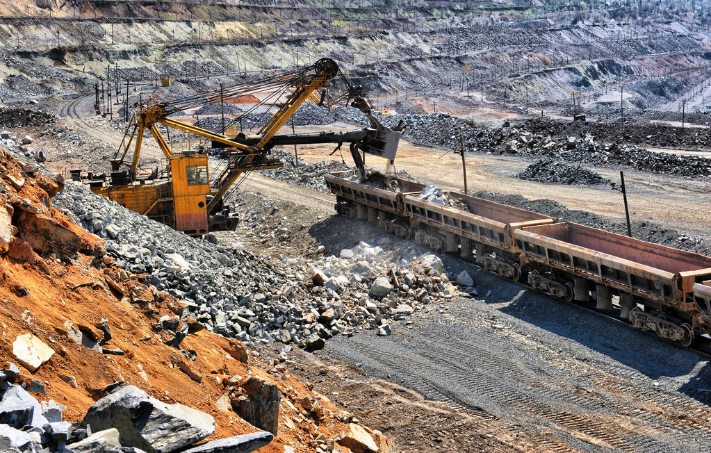限产下部分钢厂高炉主动减产 铁矿石短期宽幅震荡运行