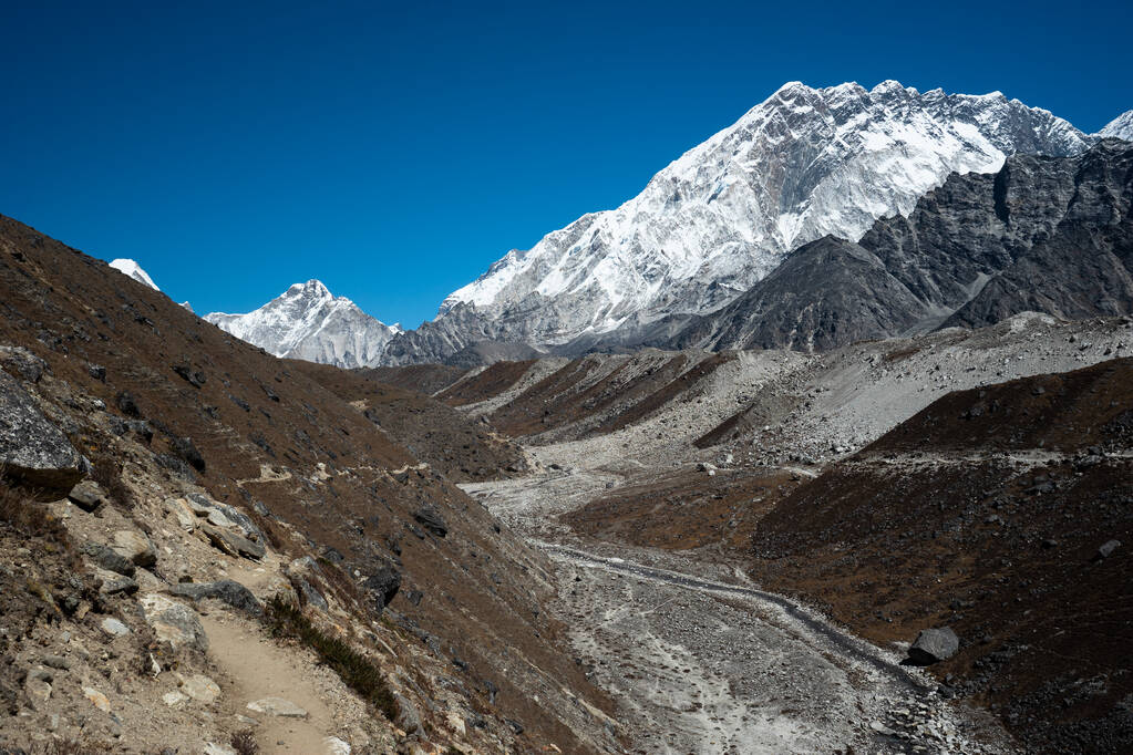 尼泊尔陆续对外发放登峰许可证