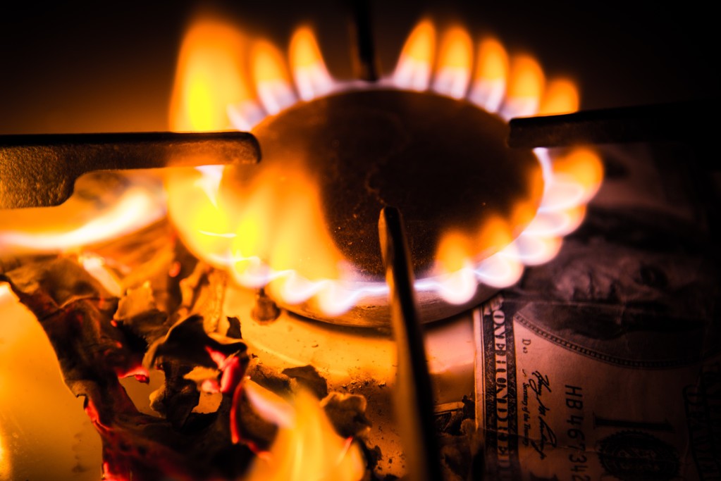 美元玩火自焚 卢布与欧元和解 人民币或成为欧盟天然气的出路