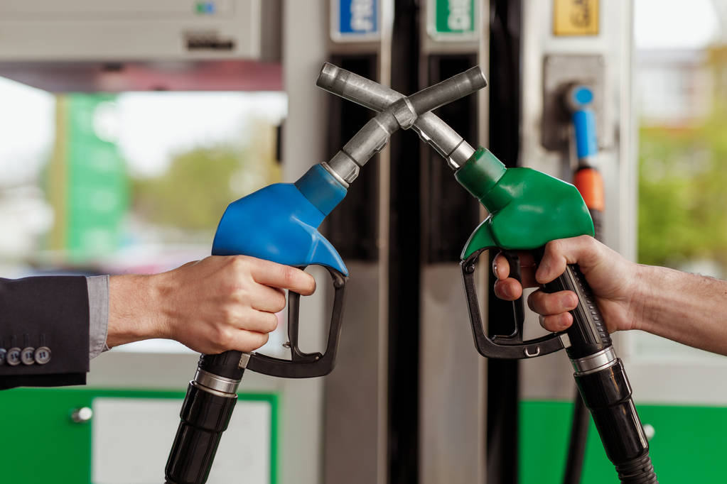 油价调整：明晚油价预计下调605元/吨 今年首跌将至 周六加油更省钱！