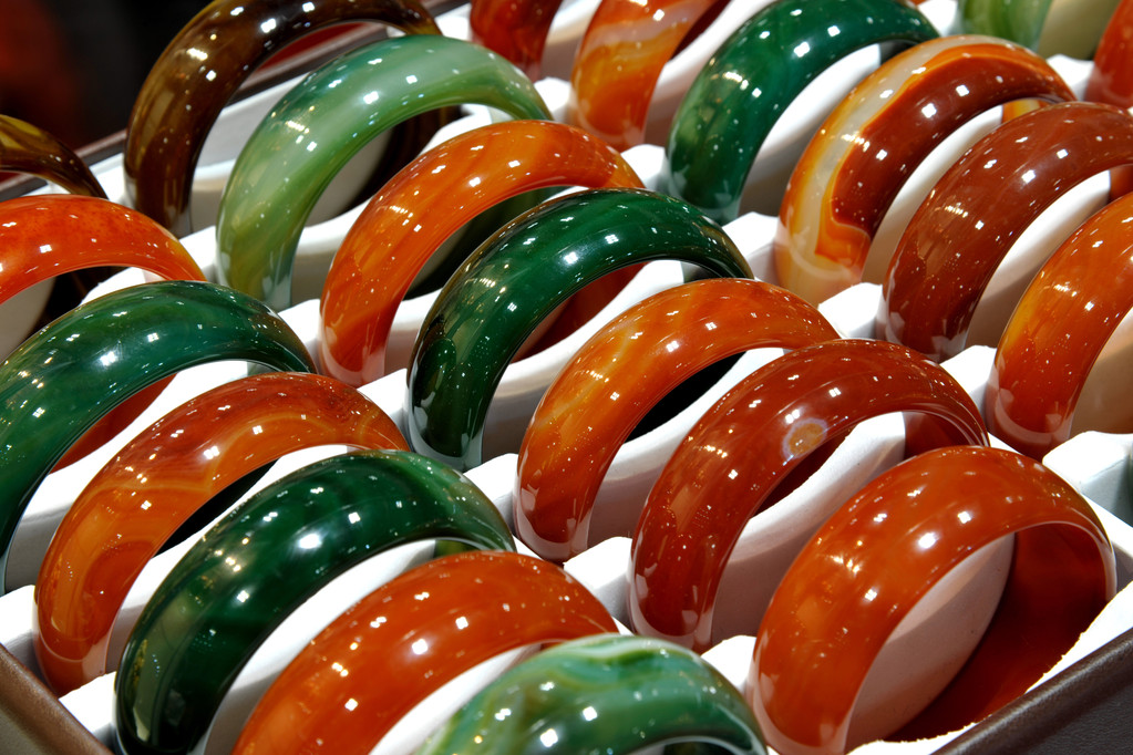 黄金手镯的圈口和翡翠镯子的圈口一样吗