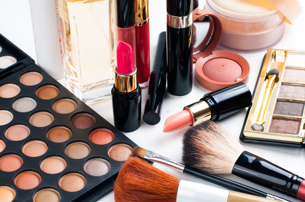 珀莱雅化妆品股份有限公司关于2022年度公司及全资子公司担保额度预计的公告