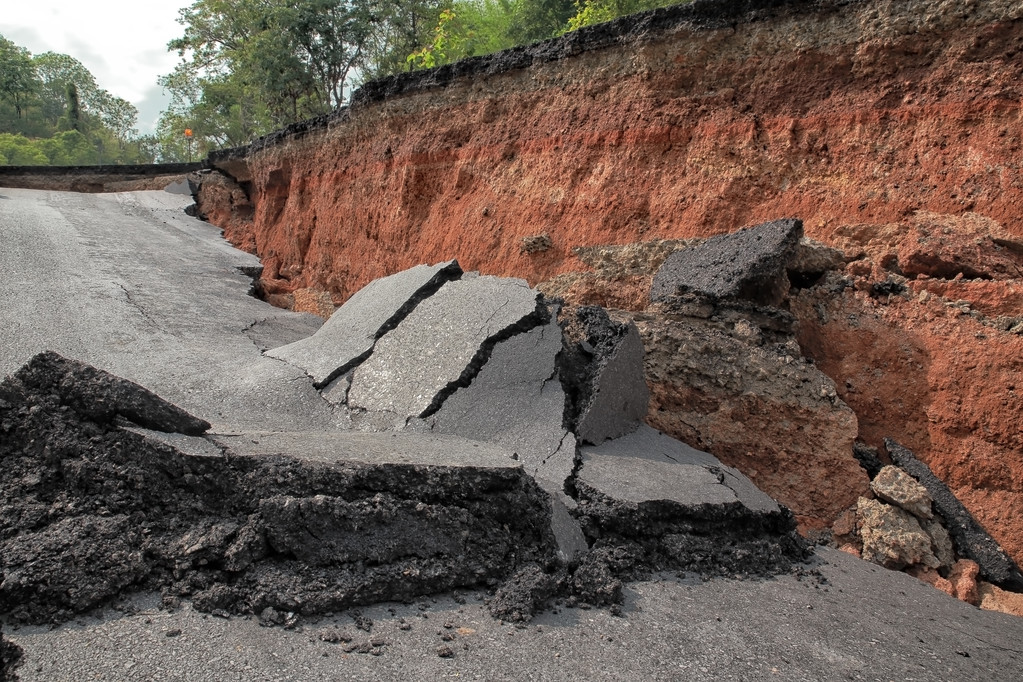 雅安地震已造成4人死亡 均被飞石砸中所致