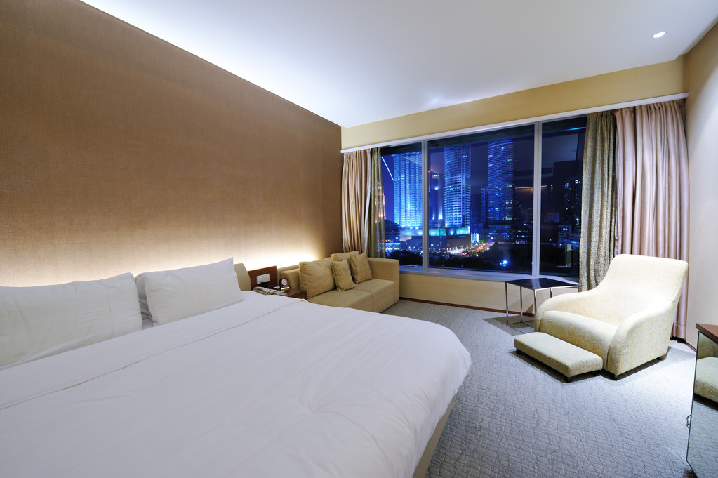 上海浦东丽晶酒店推出1699城市景观豪华大床房1间夜套餐