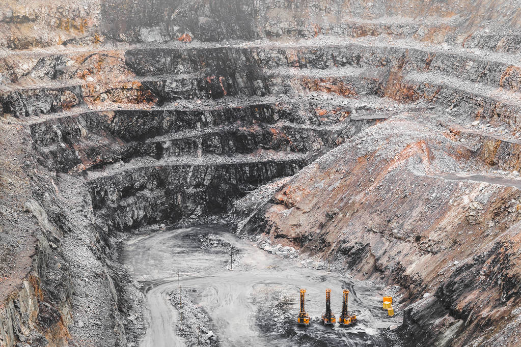 铁矿石主力周内跌幅超10% 供需宽松下价格短期承压