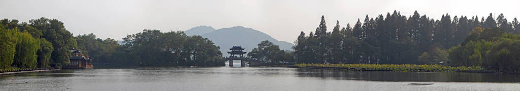 杭州西湖被暴雨“隐藏”了 能见度非常低