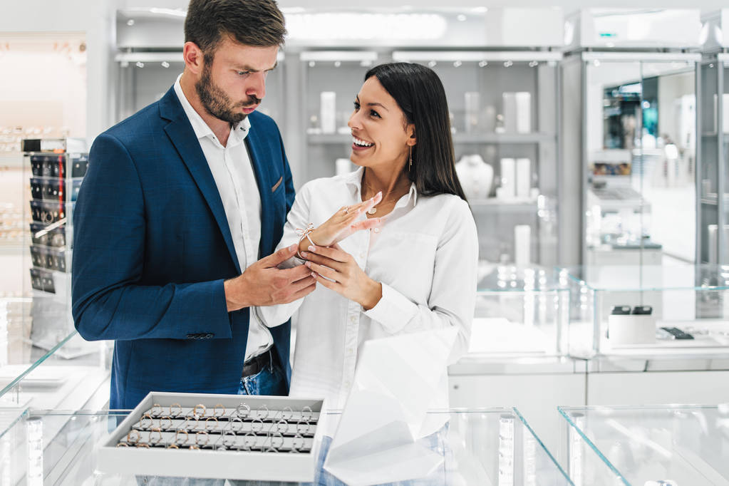 2022年7月2日珠宝首饰板块指数报412.92点 跌幅达0.29%