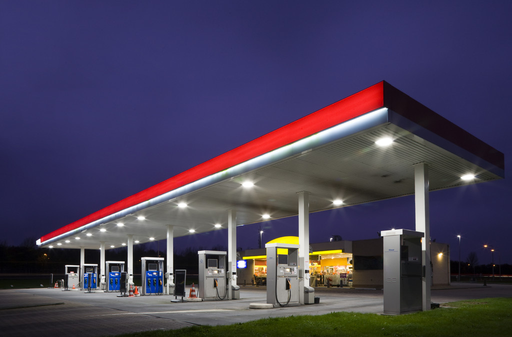 发改委： 国内汽、柴油价格每吨分别降低360元和345元