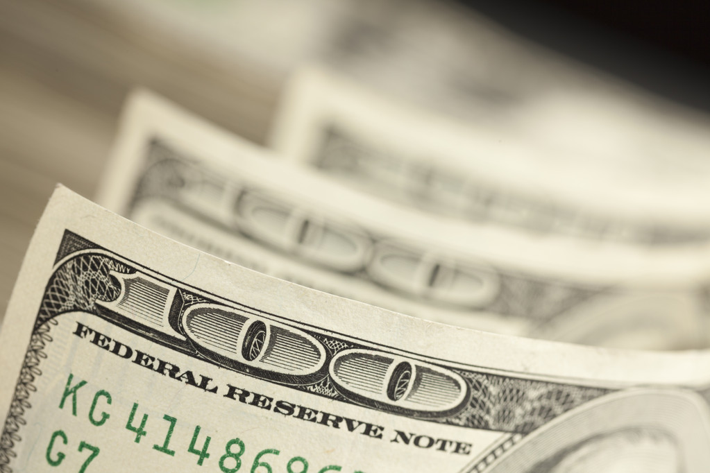 美联储官员称将进一步加息 美元跳涨至一个月高点