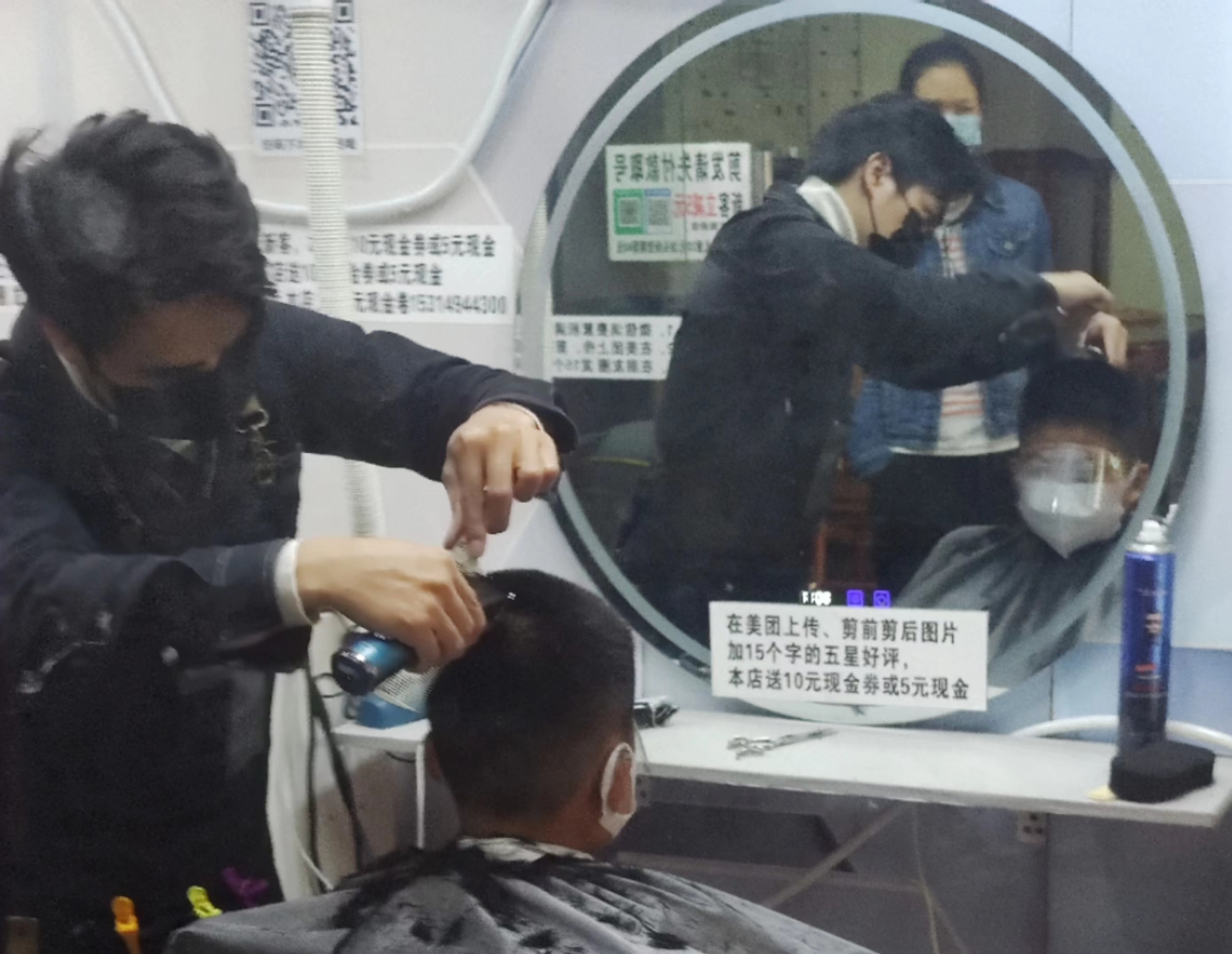 广州大面积解封第一天 理发店忙得不可开交