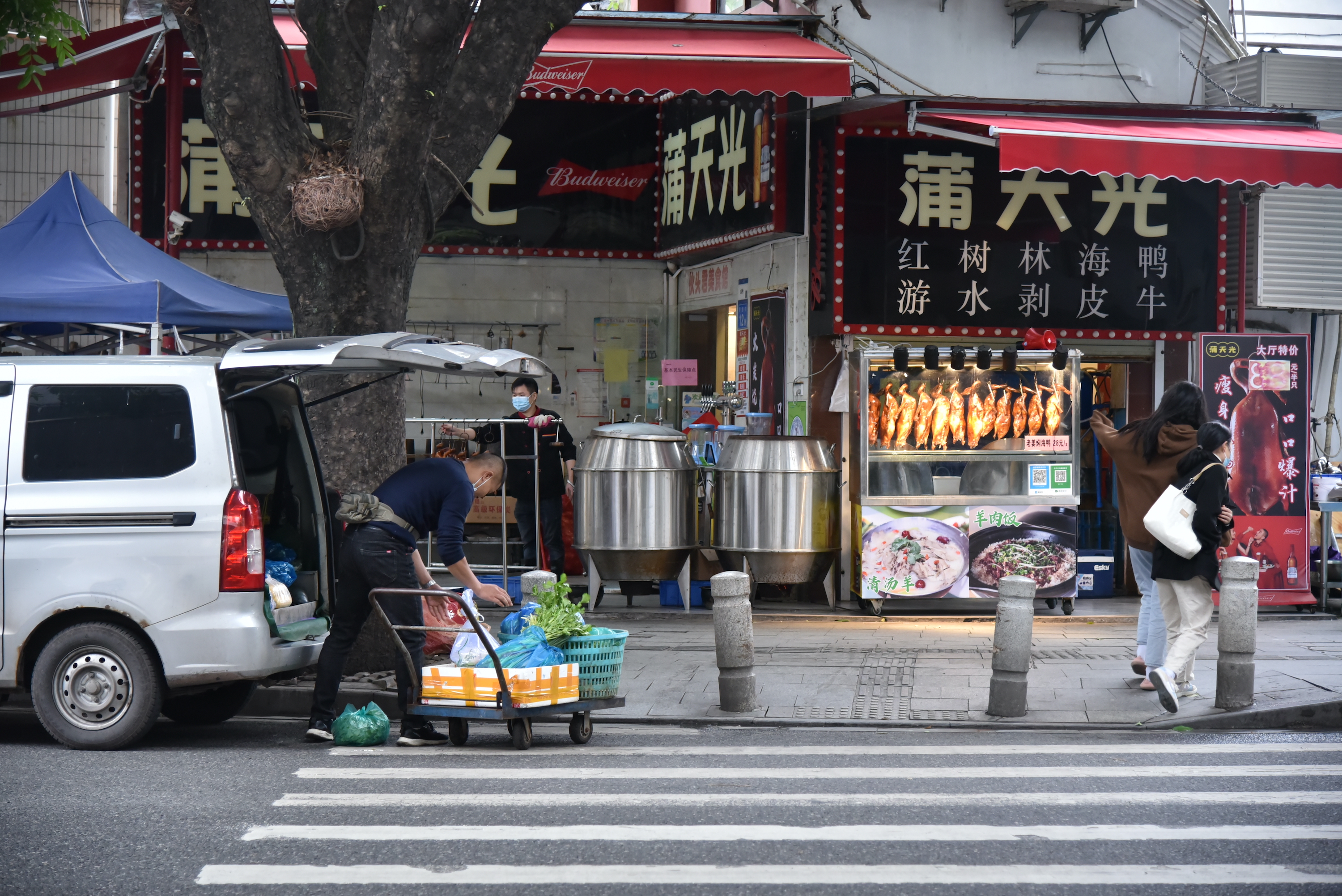 广州多区解除管控 烧腊档、理发店回归市民生活