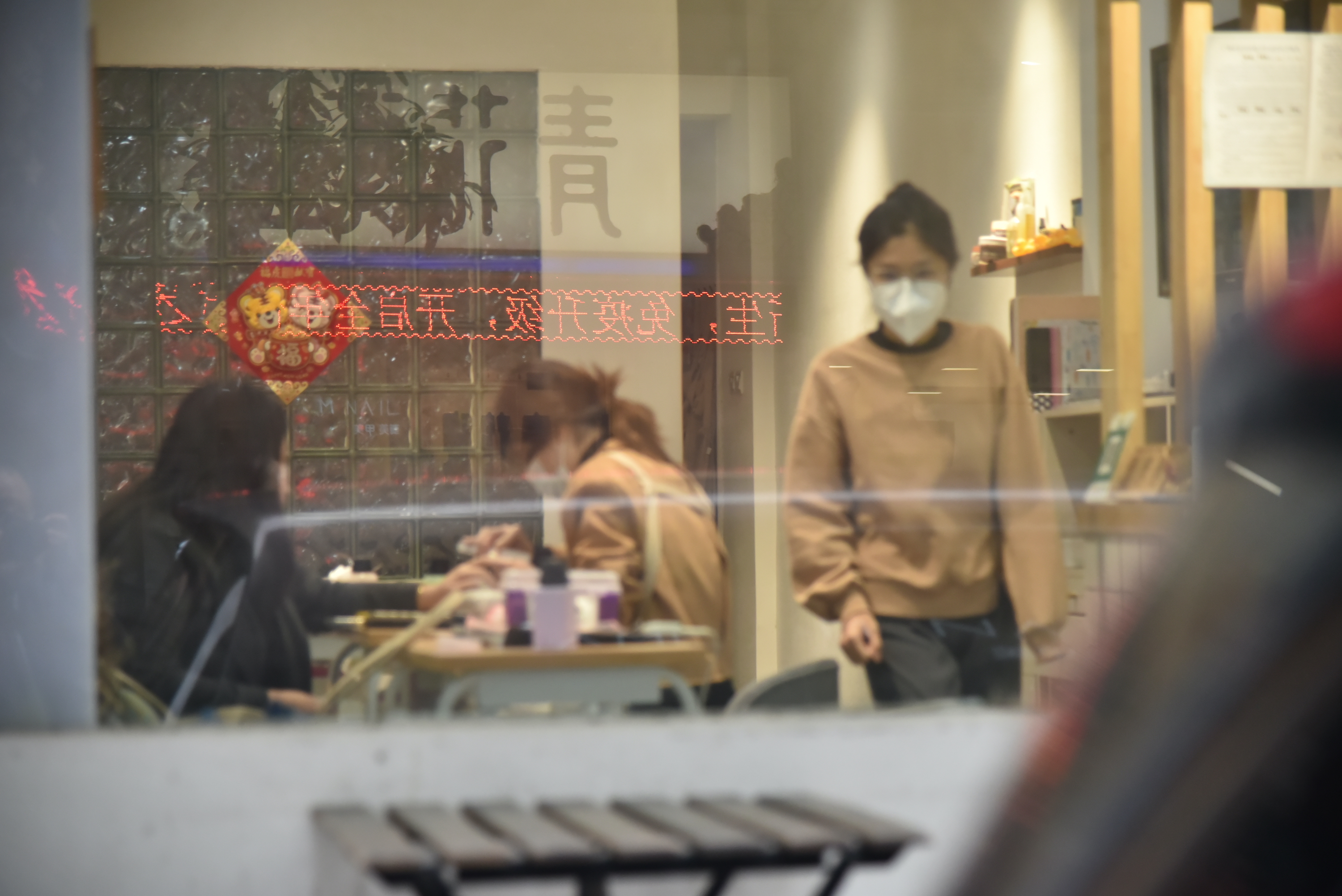 广州多区解除管控 烧腊档、理发店回归市民生活