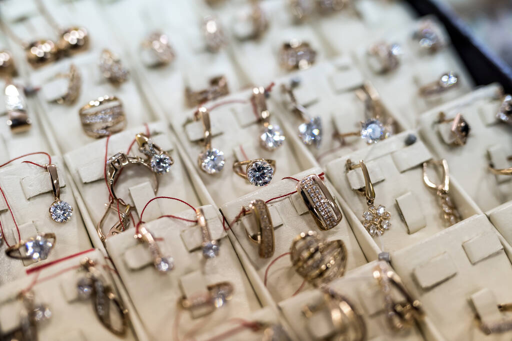 2023年1月5日珠宝首饰行业走强报409.84点 涨幅达1.11%