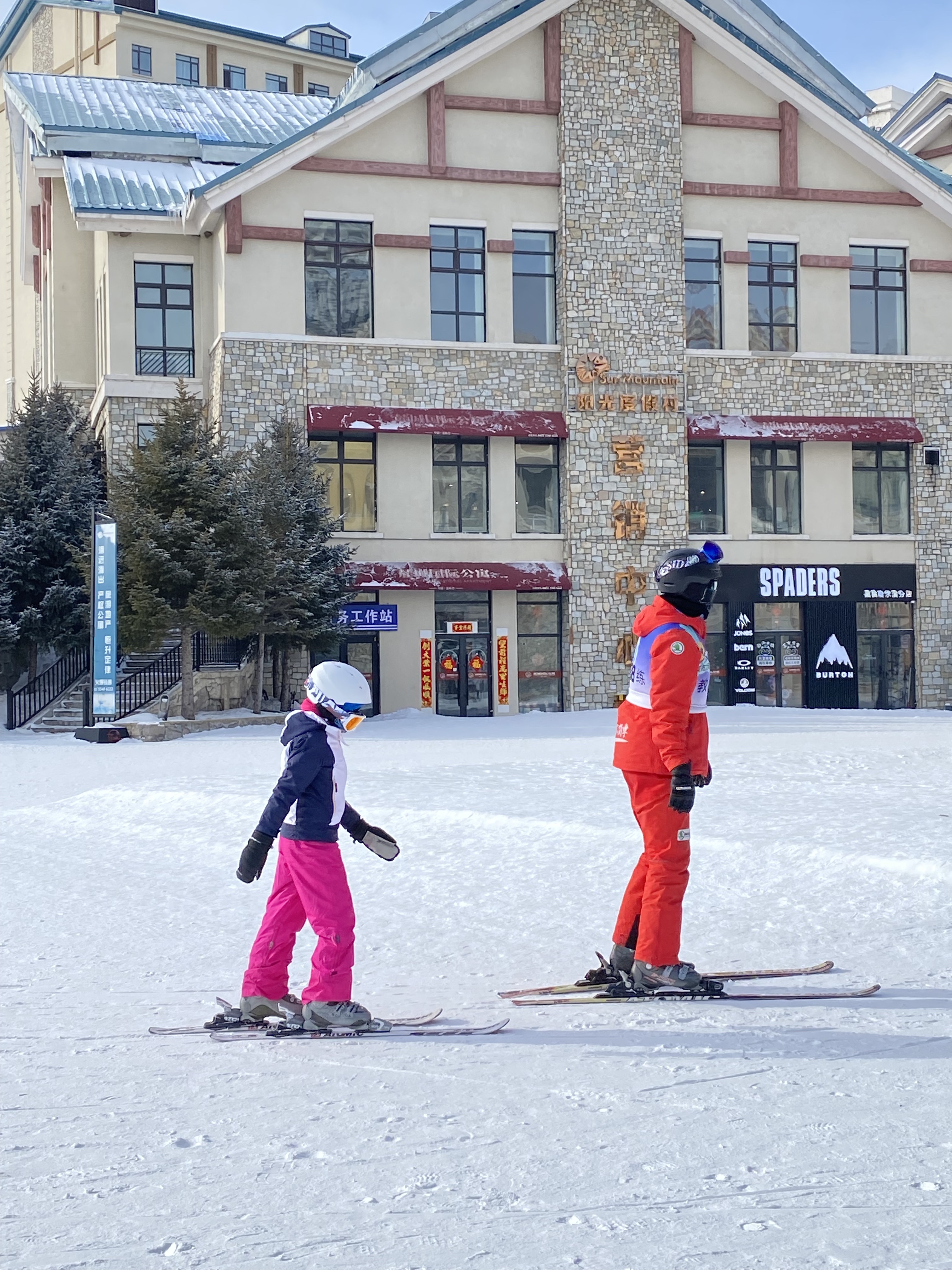 冰雪游成春节新宠 滑雪场200个教练都不够用