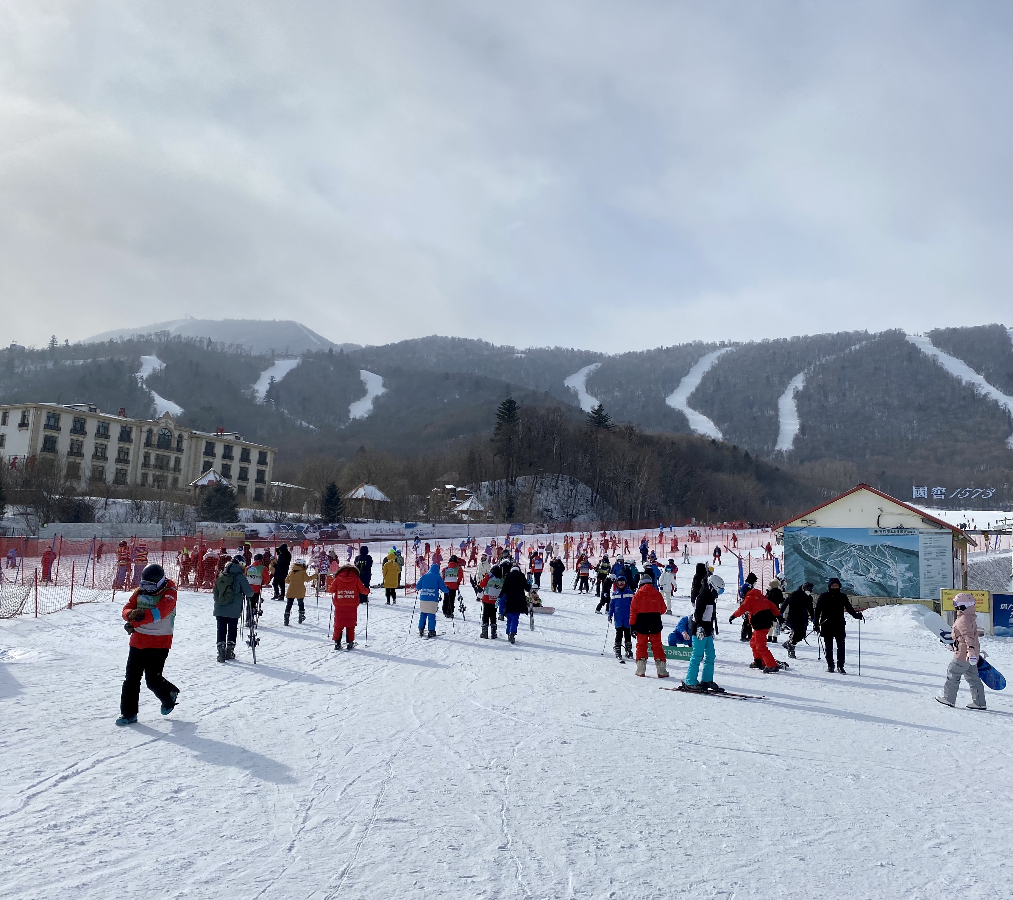 冰雪游成春节新宠 滑雪场200个教练都不够用