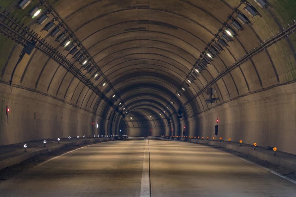 我国北方首条跨海沉管隧道建成通车