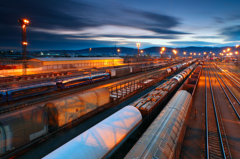 铁路运输 助力新能源汽车跑出“加速度”