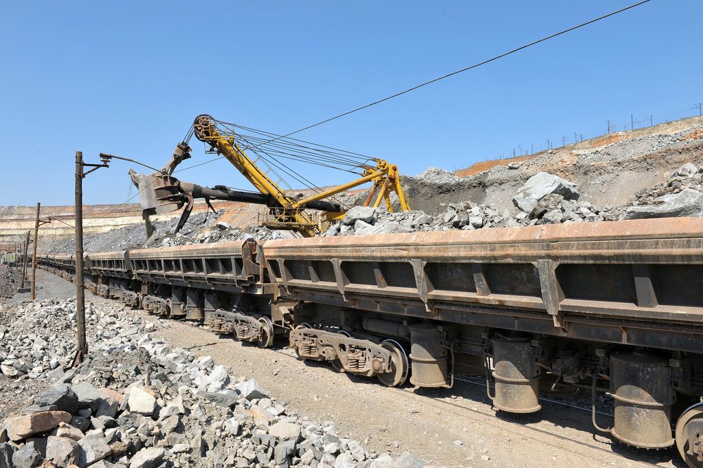 铁矿石主力周内跌幅达2.15% 钢厂小规模复产