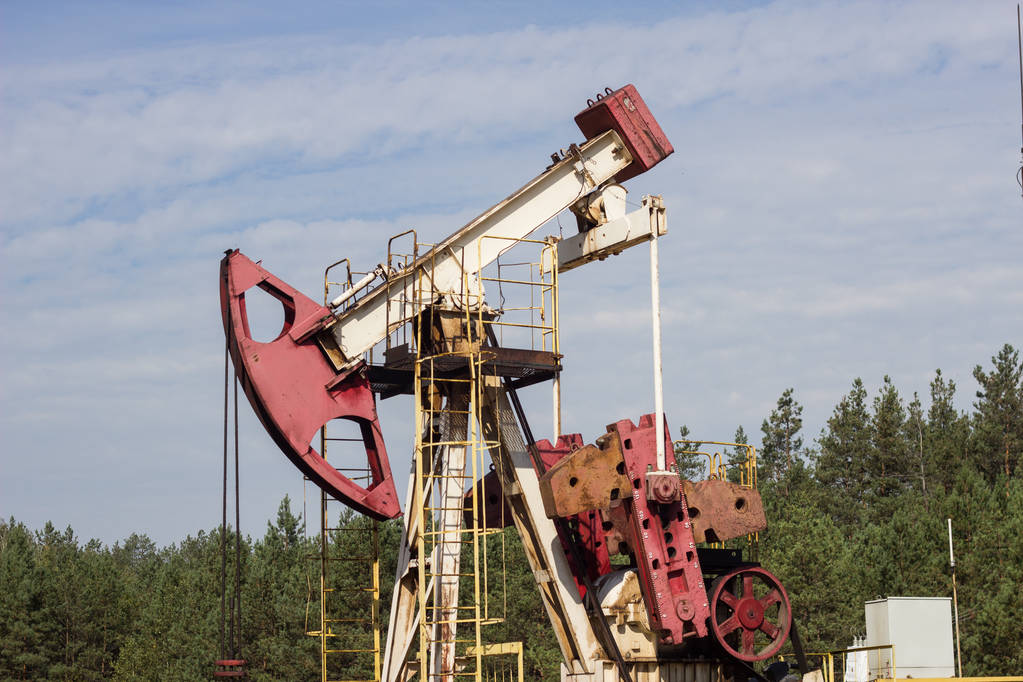 原油预计仍将震荡偏弱 OPEC联合减产遭到削弱