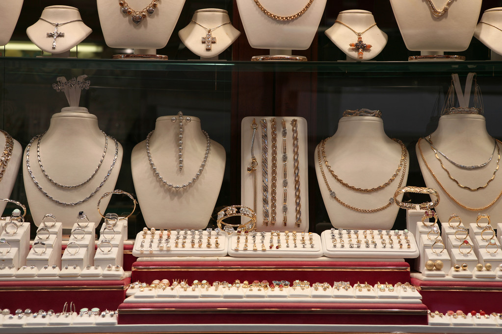 2024年1月5日珠宝首饰行业走低报374.70点 跌幅达0.25%